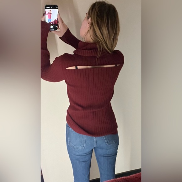 Wendelborn burgundy ribbed turtleneck with slit back detail - Picture 4 of 4